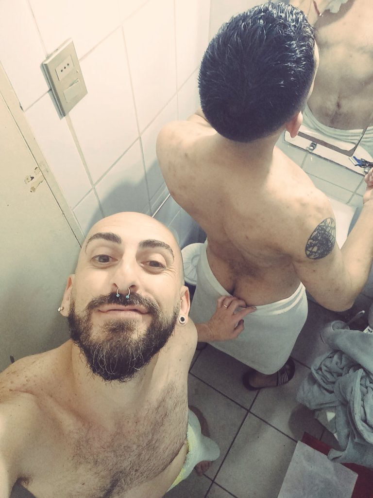 gufops's tweet photo. A la ducha con el pololo ❤️😈🐽 https://t.co/kuUpifCQ3o