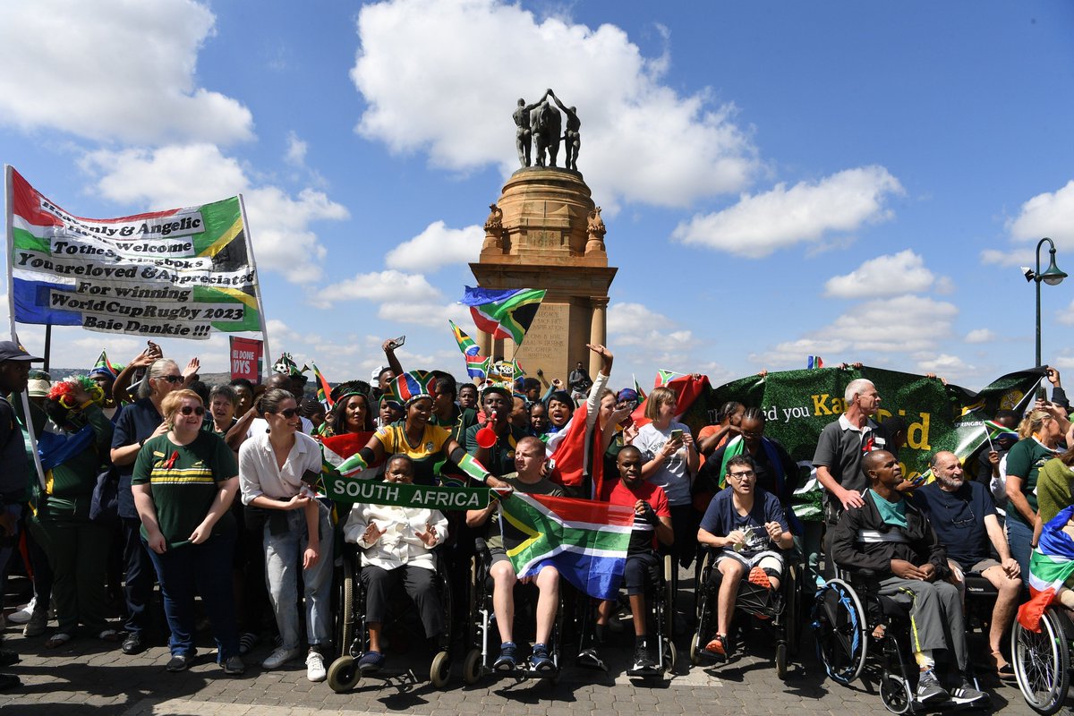 947's tweet photo. Thousands of Springboks supporters are lining the streets in Joburg to show their support to the Rugby World Cup champions.
Were you part of the #SpringbokRWC Trophy Tour in Joburg or Pretoria?
Comment with some of the photos you took.
#947DriveWithThando https://t.co/SABZ8w5uEn