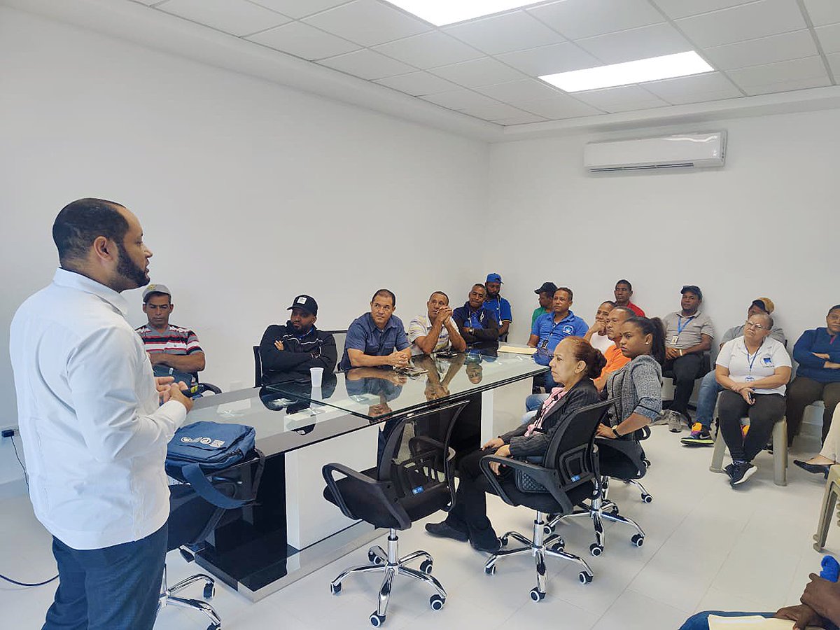 CORAAVEGA continua desarrollando su programa de capacitación, esta vez con el "Taller de primeros auxilios básicos". El mismo, fue impartido por el Dr. Luis Miguel Tejada, Vicepresidente de Cruz Roja La Vega.
.
#Coraavega #UnaRealidadCompromisoDeTodos