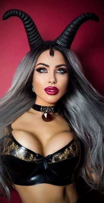 Til next year...🖤🎃🖤  Was going to post this after #Halloween but was too busy 😂  Modelling for Cathouse<a href="/tag/latex"class="tags"><span>#latex</span></a><a href="/tag/fetishmodel"class="tags"><span>#fetishmodel</span></a><a href="/tag/halloween"class="tags"><span>#halloween</span></a><a href="/tag/goth"class="tags"><span>#goth</span></a><a href="/tag/gothic"class="tags"><span>#gothic</span></a><a href="/tag/latexmodel"class="tags"><span>#latexmodel</span></a>
