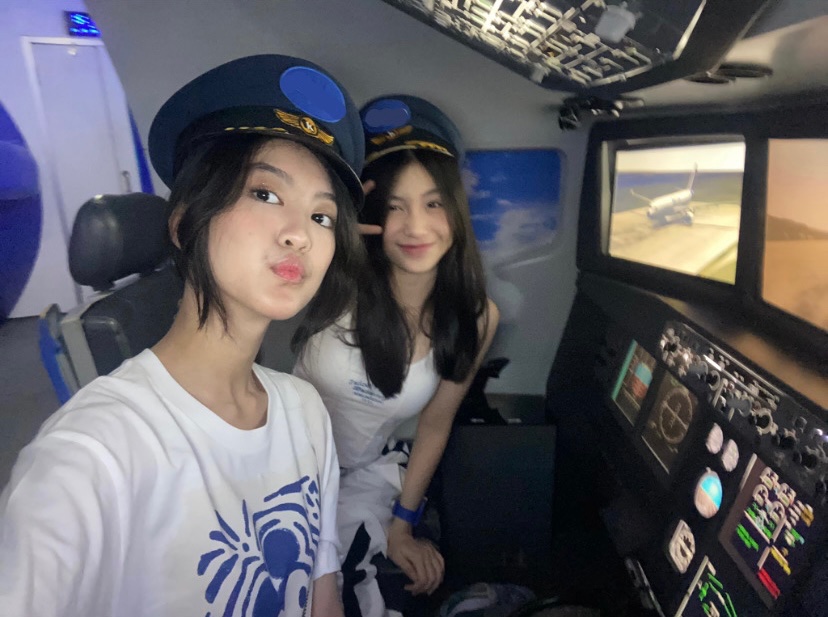 Greesel_JKT48's tweet photo. landingnya nabrak rumah dikit ga ngaruh🤝🏻 https://t.co/drdPc3d54d