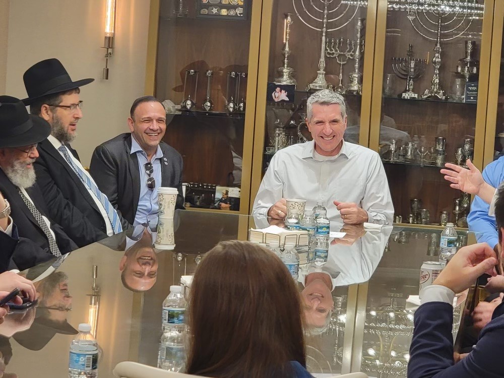 fdlepio's tweet image. #YourFDLE Commissioner Mark Glass, Miami Special Agent in Charge Felipe Williams, and Chief of Staff Shane Desguin enjoyed visiting Jewish schools and synagogues yesterday.  The meeting was coordinated by Rabbi Mark Rosenburg and school administrators. #KeepingFloridaSafe