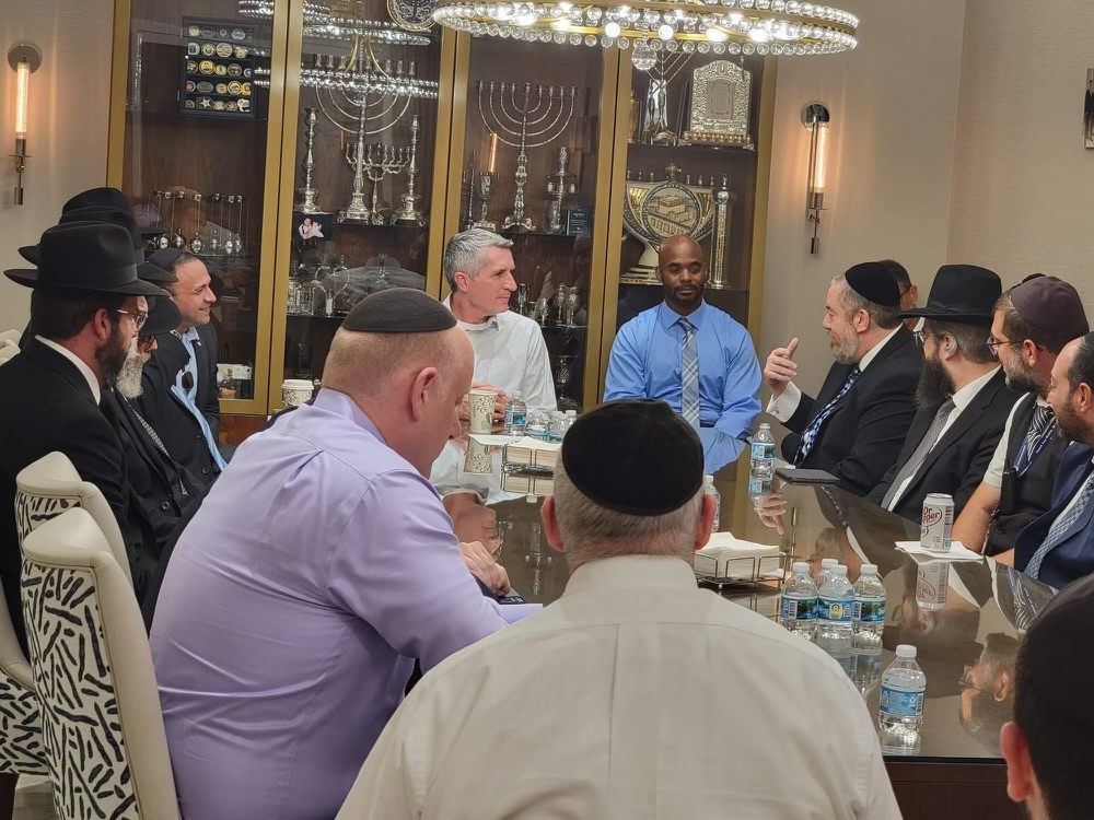 fdlepio's tweet image. #YourFDLE Commissioner Mark Glass, Miami Special Agent in Charge Felipe Williams, and Chief of Staff Shane Desguin enjoyed visiting Jewish schools and synagogues yesterday.  The meeting was coordinated by Rabbi Mark Rosenburg and school administrators. #KeepingFloridaSafe