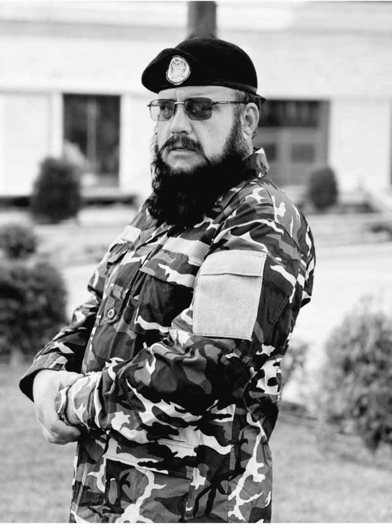 mobeenkhan1231's tweet photo. خبرداری 

کوم افغان مهاجر چې وطن ته راځي دا خبرې باید په غور واوري.🥴

صفا او سوچه پښتو به واياست.
•: که مو جي, سر, چواليس, پينتاليس, روټۍ, بيټک, لسي, ټماټر, چيني .ټیک ټاکي. رینګ درته کوم، چای پاڼي سنډی او منډی، جمعرات، منګل او داسې نور وویل بیا مو خیر نشته.😉

•: پاکستانۍ ډرامې به نه ګورئ.
•: د شاهد افريدي صفتونه به نه کوئ، او د پاکستان کرکټ ټيم بريا ته به هم نه خوشالېږئ.😆

•: شنو چايو ته به زور ورکړئ نو ايله به د مهاجرت له غمه خلاص او په خپله افغاني ټولنه کې به دوباره ادغام شئ.

•: که مې درڅخه واوریدل چې د فون نمبر مې زیرو ستتر یا زیرو اوناسي، زیرو آټتر دی نو پوهیږئ چ زه به درته څه ووایم؟😝

•: کالدارې به نه ګرځوئ.😅
•: او اې کالیو کې به مخامخ جیبونه نکوئ.

ګل وطن دې اباد شي، پخير راغلئ😜