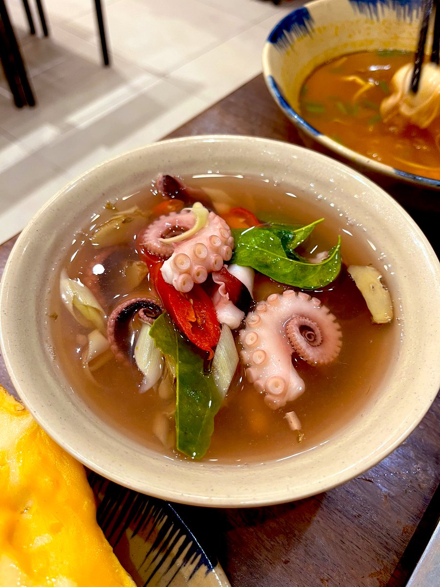 Lilly_luu55's tweet photo. Khi tâm trạng hổng tốt thì cái bao tử của em như chiếc thùng không đáy các bác ạ! https://t.co/1sh11co1PA