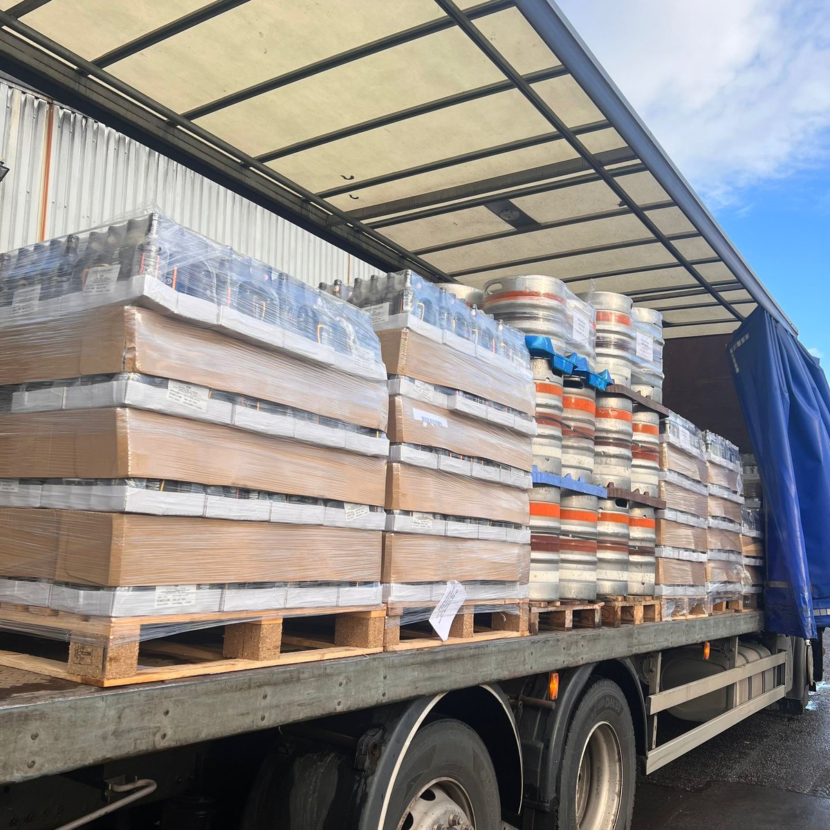 We've just taken delivery of a lorry full of new stock! You'll find all the new ones live on the website now, or pop by the brewery shop to pick them up. 🚨NEW IN: 👉 Vespertine Mild 4% 👉 Early Doors Bitter 4% 👉 Hopp'd Pale 4.8% Visit the website: bit.ly/3XDoj8r