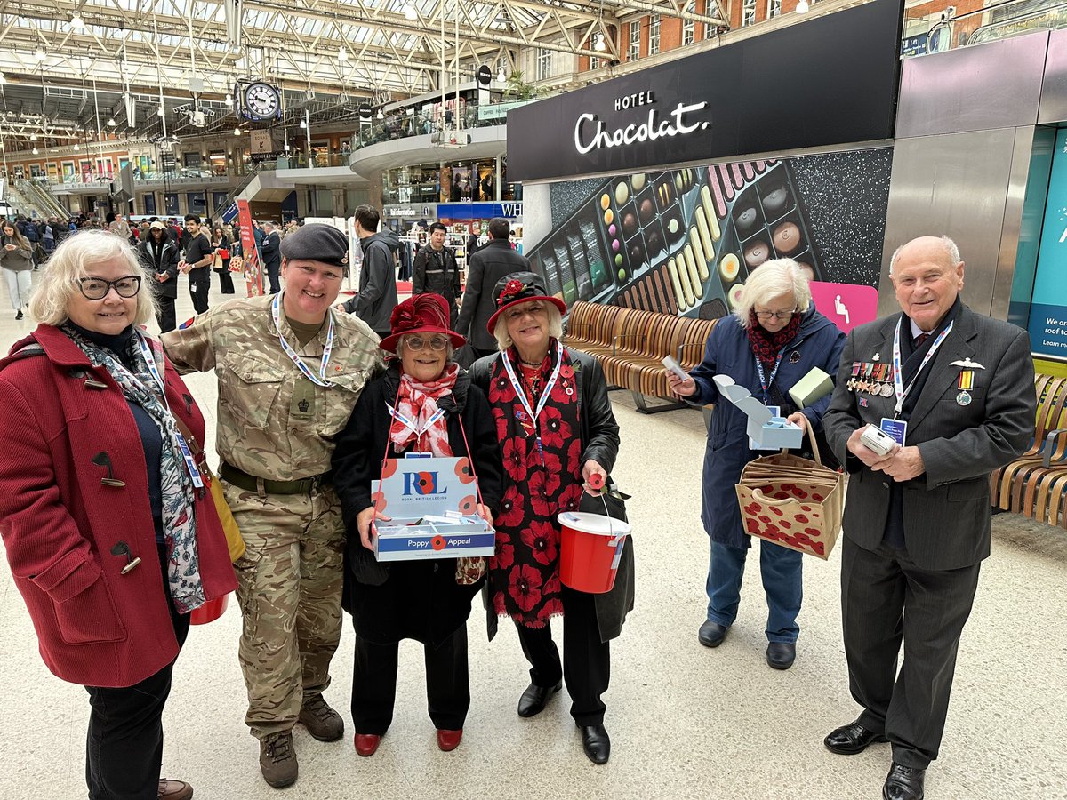 carley0481's tweet photo. London Poppy Day 2023 @LondonWaterloo  what an amazing day so far 🫶🏻 https://t.co/xbOBfSLrav