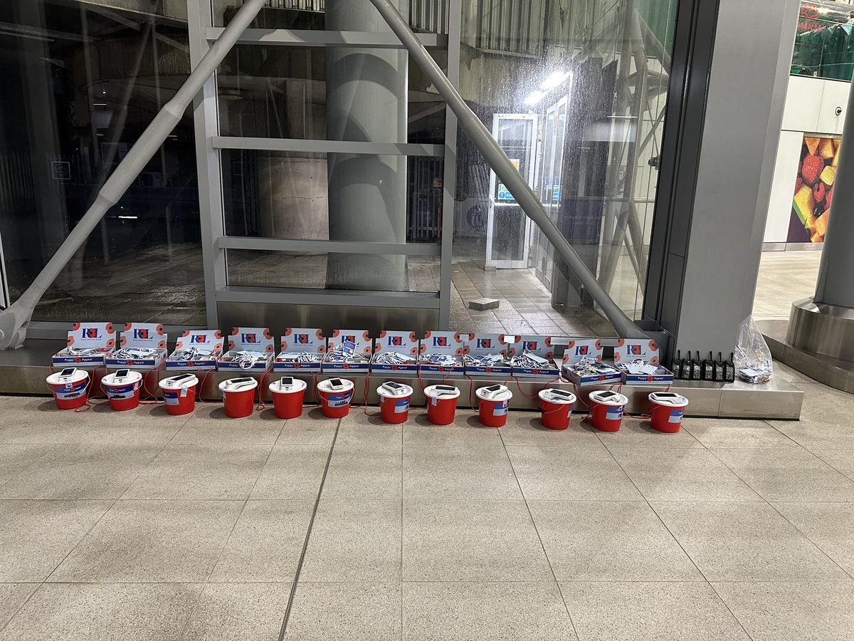 carley0481's tweet photo. London Poppy Day 2023 @LondonWaterloo  what an amazing day so far 🫶🏻 https://t.co/xbOBfSLrav