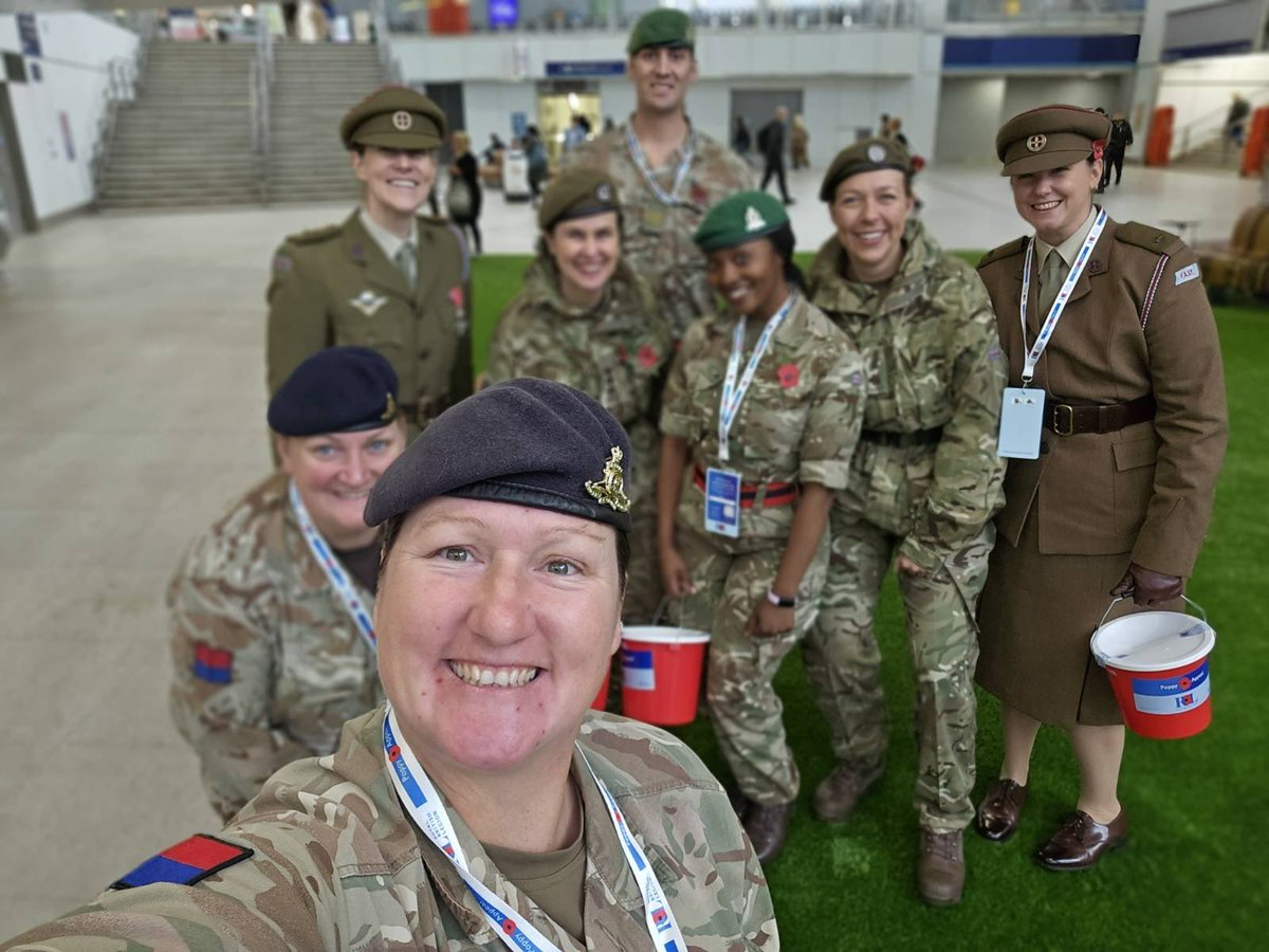 carley0481's tweet photo. London Poppy Day 2023 @LondonWaterloo  what an amazing day so far 🫶🏻 https://t.co/xbOBfSLrav
