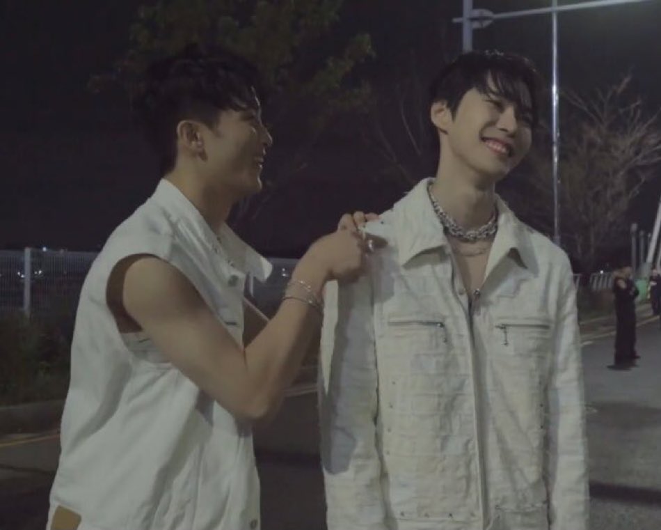 아니 솔직히 여기도 막그가 원하던 상황극 더영이는 됐고. 충전필요. 안아조. 하거 있었는데 막그가 다시 하려고 하니까 더영이가 하~~ 하면서 포기한듯한 소리 내자나 
근데 막그가 그거가지구 그러치그러치! 해준단말야
그 아이스크림 장난처럼 맞춰준다구…
이런게.. 세월로 맞춰진 막도의 모습같어