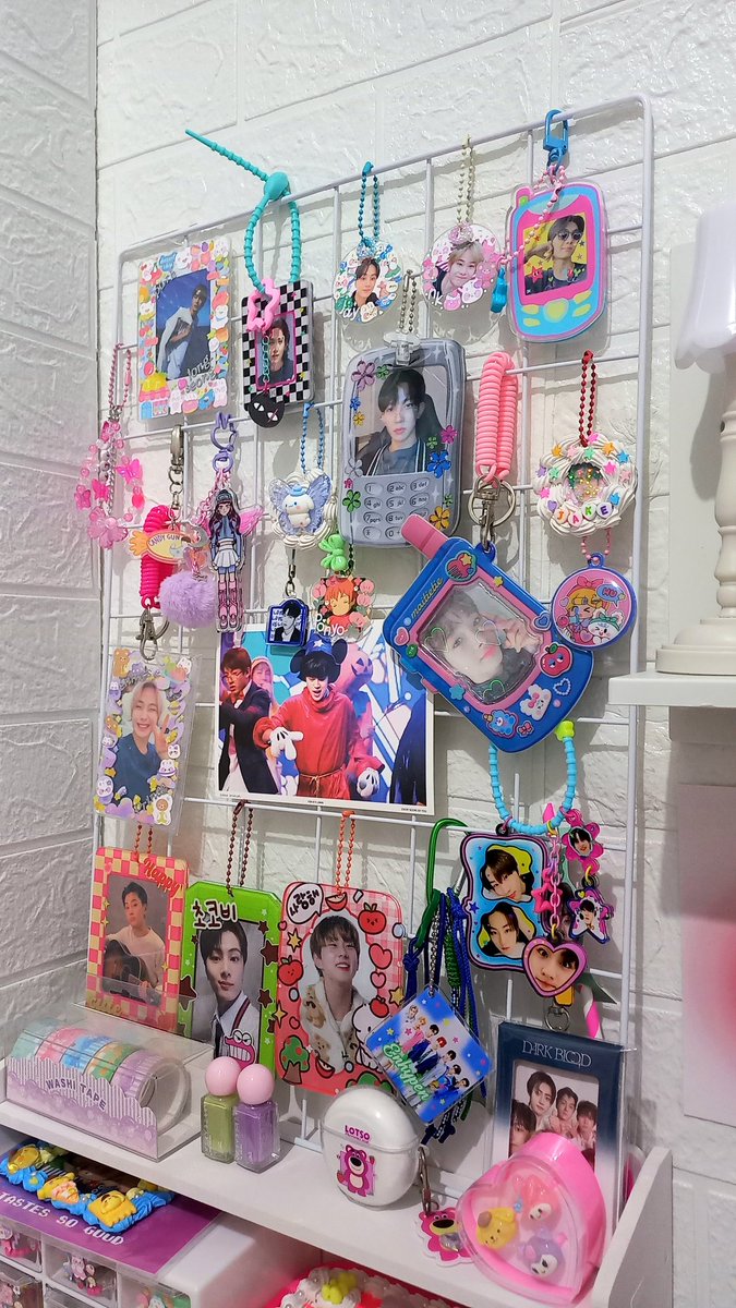 cinderilyyy's tweet photo. ♡>,<♡ aku mau masukin foto2 setup desk ku kesini gapapa yaa, ada printilan2 cilik yang aku beli juga hihi, mostly aku beli perintilan ku di shopee sama aliexpress yaa 💖🥰 ♡>,<♡ https://t.co/aEBn5nfsJl