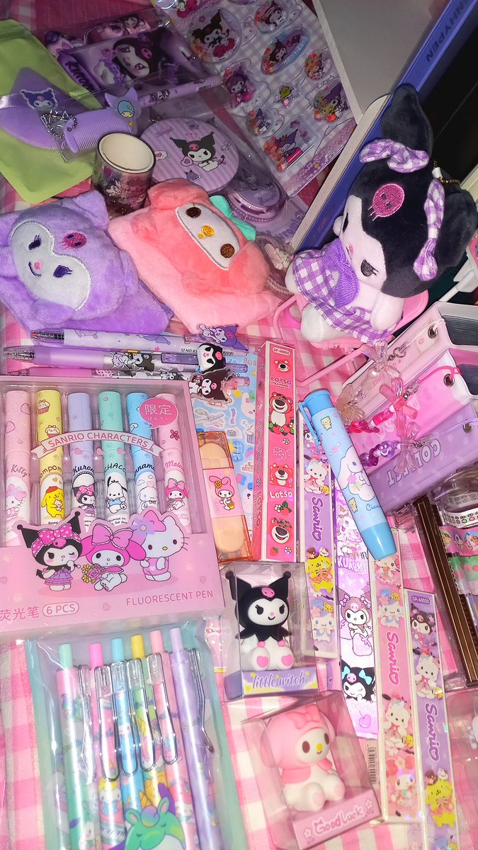 cinderilyyy's tweet photo. ♡>,<♡ aku mau masukin foto2 setup desk ku kesini gapapa yaa, ada printilan2 cilik yang aku beli juga hihi, mostly aku beli perintilan ku di shopee sama aliexpress yaa 💖🥰 ♡>,<♡ https://t.co/aEBn5nfsJl