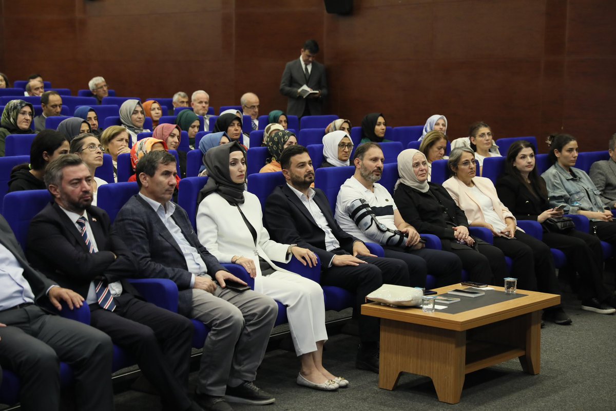 📌 Belediye Başkanımız <a href="/MevlutOztekin/">Mevlüt Öztekin</a>’ in katılımı ile gerçekleştirdiğimiz “Bildiğiniz Gibi Değil” panelimizde kıymetli Ekrem Kızıltaş, Halime Kökçe ve Serkan Fıçıcı komşularımız ile bir araya geldi.