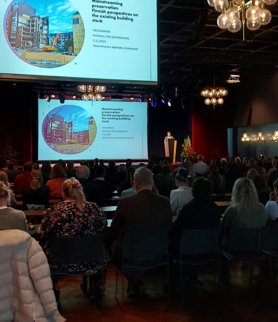 Yleisössä Kristiansandissa oli tänään salin täydeltä norjalaisia kulttuuriympäristön asiantuntijoita, joille pääsin jakamaan ajatuksiani suomalaisesta rakennussuojelukeskustelusta. Paljon yhteisiä huolen ja innostuksenkin aiheita meillä Pohjoismaissa!