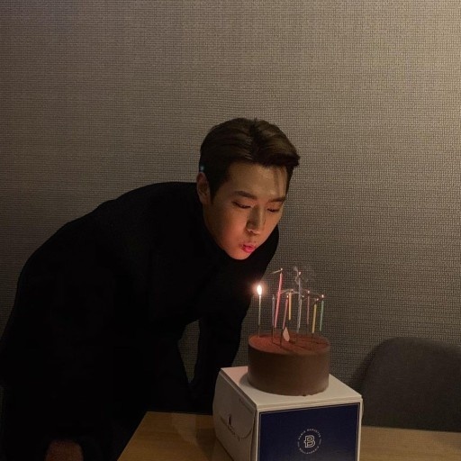 healingsuam1028's tweet photo. 사진 다 떨어졌다면서
흠...
사진찍는 미남
🎂🌬 케이크 후~ 미남
청재킷 미남
베이글칩먹는 미남 (앤표제공)
아낌없이 주는 미남 어떤데 https://t.co/8d9TusHIxt