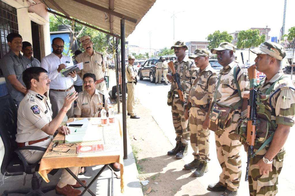 MalkajgiriCop's tweet photo. #CP_Rachakonda Sri.#DS_Chauhan_IPS, along with
@DCPMaheshwaram inspected #CAPF accommodation arrangements at Mangalapally. Interacted with #FST team, CAPF & Civil Staff at Inter districtBoarder check post, Mall and given instructions to them about strict implementation of #MCC. https://t.co/oVR69U0tAh