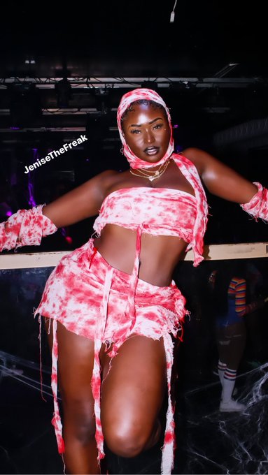 2 pic. I was a Melanin Mummy for Halloween. Let me see your costume ❤️ https://t.co/bXDexnPl5c