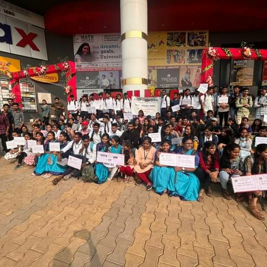 SSMVBhilai's tweet photo. श्री शंकराचार्य महाविद्यालय  के स्वीप कार्यक्रम के तहत मतदाताओं को जागरूक करने हेतु स्मृति नगर भिलाई के सूर्या मॉल में  महाविद्यालय के लगभग 300 विद्यार्थियों ने फ्लैश माॕब के माध्यम से मॉल में आए हुए लोगों को ,वहां के व्यापारियों तथा  कर्मचारियों  को मतदान देने के लिए जागरूक किया https://t.co/0DUfiQlCao