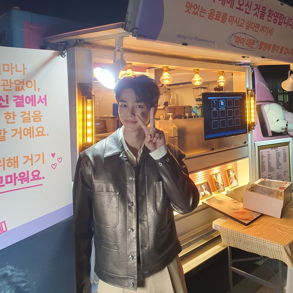 songkang_staff's tweet photo. [🎁] 항상 송강을 위해 힘주시는 송편이들은 SK 카페에 잠시 들러주세요!!🍡
송편이들 응원으로 충전된 송강 배우가 
11월 24일, <#마이데몬> 첫 방송을 위해 열심히 준비하고 있습니다요❣

#송강 #SONGKANG https://t.co/MjoKV76zEN