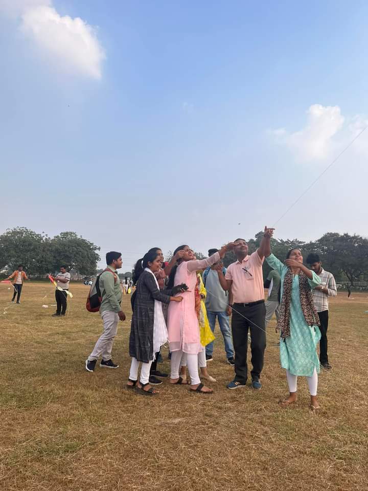 SSMVBhilai's tweet photo. चुनाव निर्वाचन कार्यालय दुर्ग के निर्देशानुशार श्री शंकराचार्य महाविद्यालय जुनवानी भिलाई द्वारा दिनांक 31/10/2023 को जयंती स्टेडियम में पतंग समारोह का आयोजन किया गया, जिसमे पतंग के माध्यम से लोगों को मतदान के प्रति जागरूक किया गया। https://t.co/JbDWoH76zS