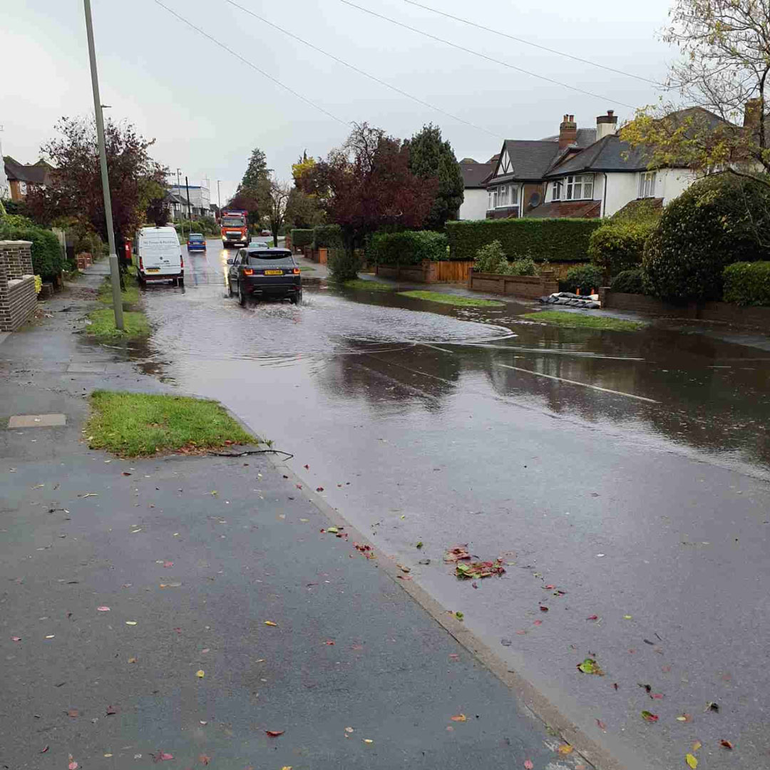 ⚠️  With Storm Ciarán causing disruption across the county, make sure you stay up to date with Surrey's latest news by subscribing to the Surrey Matters newsletter - orlo.uk/IRsDN

📸  courtesy of <a href="/Ringway_UK/">Ringway</a> 
#StormCiaran