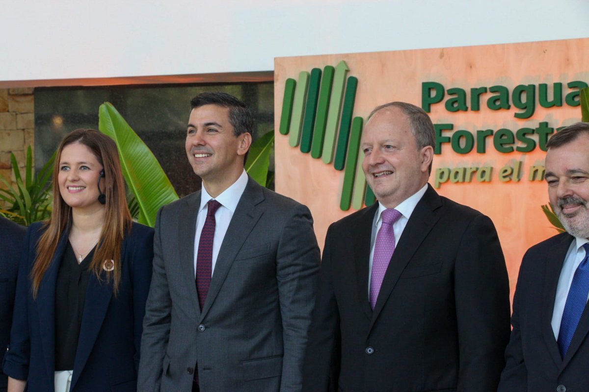 MEF_Paraguay's tweet photo. El ministro @cgfernandezv participa del evento #PyForestalParaElMundo, donde el @InfonaPy presenta la nueva herramienta para acceder a información sobre la gestión sostenible de plantaciones forestales. El evento cuenta con la presencia del presidente @SantiPenap. https://t.co/dzKYueOgya