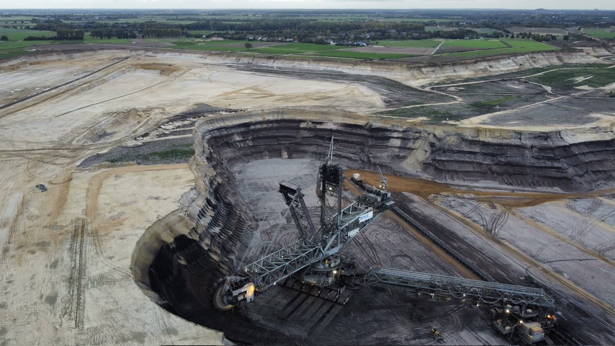RWE hat den erlaubten Mindestabstand zwischen Tagebau und Dörfern unterschritten. Wieder machen fossile Konzerne ihre eigenen Regeln. Wieder werden die Anwohner*innen missachtet. Wieder lässt die Politik fossile Konzerne gewähren. Der Kampf gegen Kohle muss weitergehen.