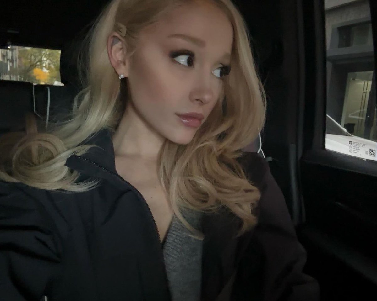 ArianaToday's tweet photo. https://t.co/jAMBIN9DEm