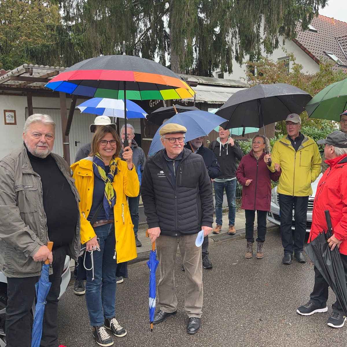 cdufraktionKA's tweet photo. Wir von der #CDUFraktionKarlsruhe hatten das Vergnügen, mit Dr. Jürgen Wetterauer und der Siedlergemeinschaft Hardeck durch die “Holzsiedlung” in #Grünwinkel zu laufen. Wir unterstützen die Idee eines #Baumlehrpfads entlang der Akazienstraße.🌳 https://t.co/Z0dYfPkjbt