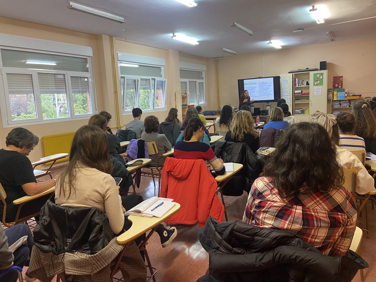 CEIPPrincFelipe's tweet photo. Nuestro profesorado continúa formándose de manera integral y continuada. Esta vez atendemos a una formación sobre alumnado de altas capacidades. 
Hay que atender a las necesidades de cada alumno/a en todas sus facetas. https://t.co/sO2nvkIqoH