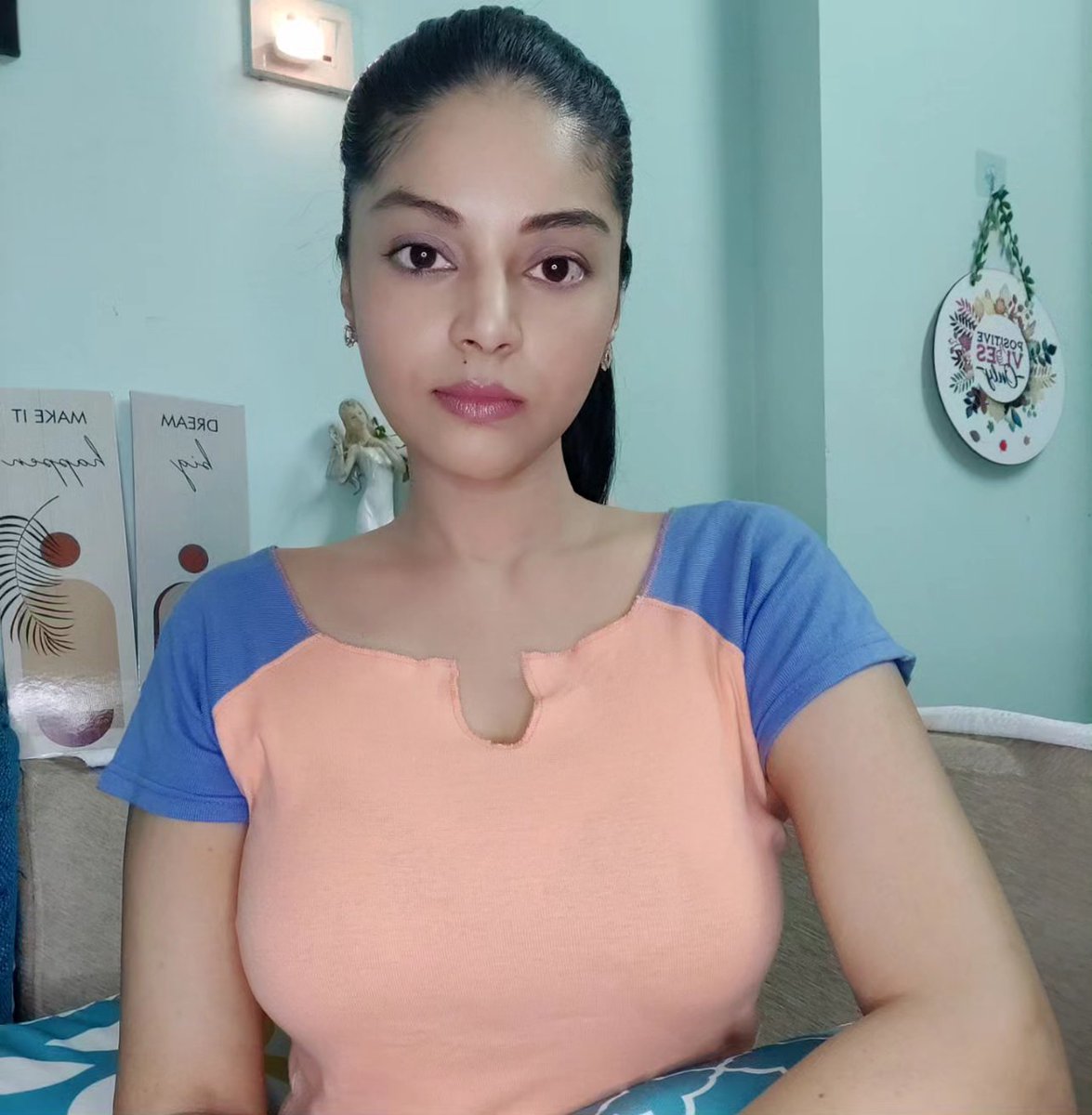 ungalsanam's tweet photo. Happiness is when your college Tshirt still fits 😚
#trendythursday https://t.co/0zSV2yfShG