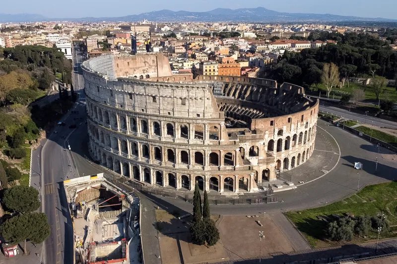 pau1_br0wn's tweet photo. Boris Johnson and his fellow Tory cabal insists  ‘we got the big calls right’. 

Here is a picture of Rome during lockdown along with a picture of the Cheltenham Festival on the same day! #CovidInquiryUK #ToryCovidCatastrophe https://t.co/FJWIJUzxwJ