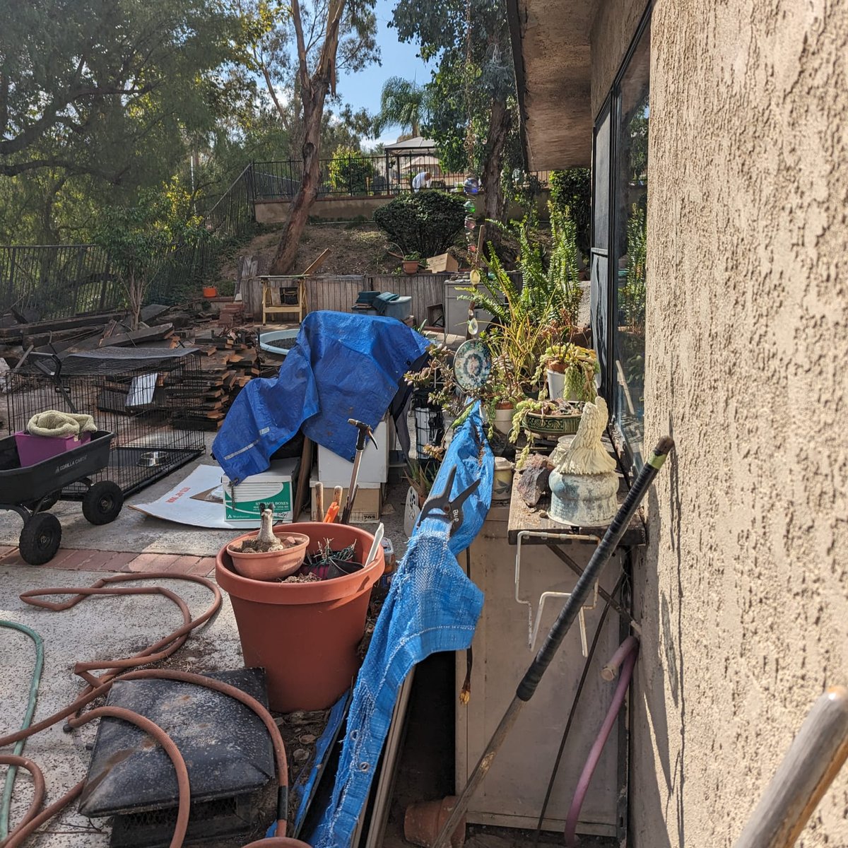 Haulbrosjunk's tweet image. When junk is a burden, we&apos;re your relief team. Let&apos;s unclutter your life! 💼 #JunkRelief #DeclutterNow