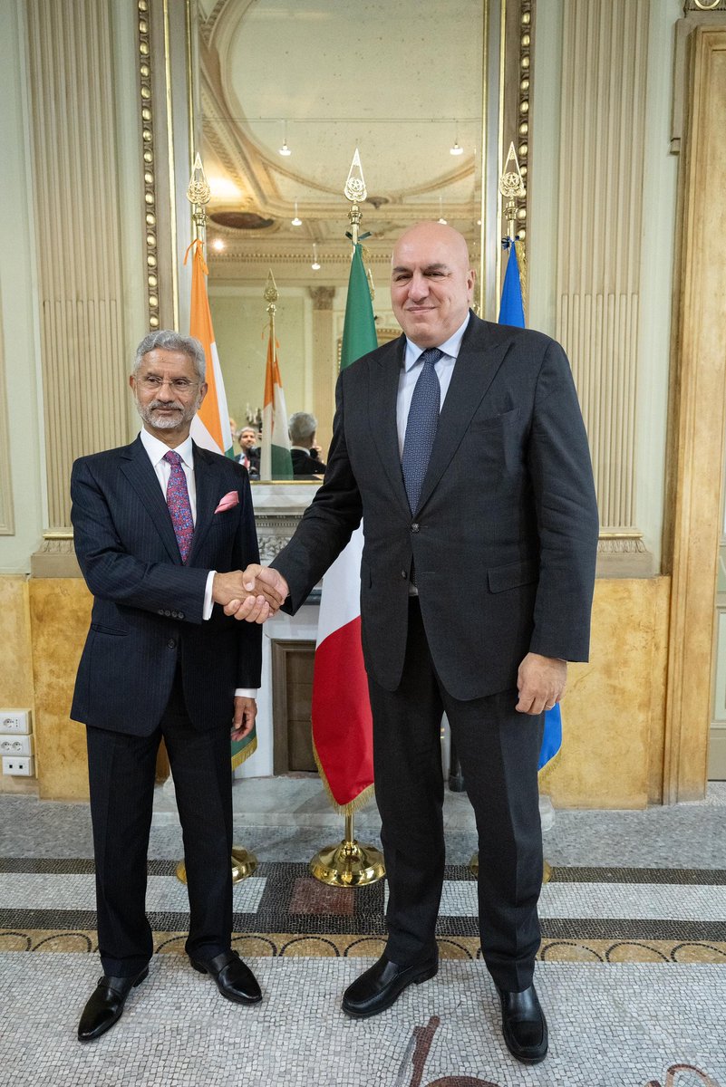 MinisteroDifesa's tweet photo. "Volontà di incrementare cooperazione tra nostri Paesi con iniziative #GovtoGov per consolidare partenariato in ambito difesa e sicurezza.Per #Italia importanza Indo-Pacifico si affianca a centralità #Mediterraneo.” Così Min @GuidoCrosetto con Min Aff.Esteri #India @DrSJaishankar https://t.co/ovaxJX2AIs