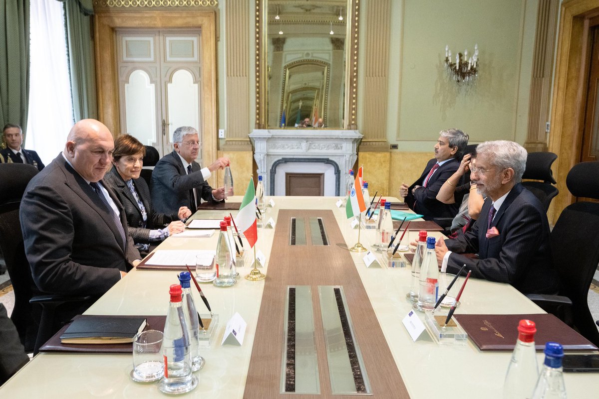 MinisteroDifesa's tweet photo. "Volontà di incrementare cooperazione tra nostri Paesi con iniziative #GovtoGov per consolidare partenariato in ambito difesa e sicurezza.Per #Italia importanza Indo-Pacifico si affianca a centralità #Mediterraneo.” Così Min @GuidoCrosetto con Min Aff.Esteri #India @DrSJaishankar https://t.co/ovaxJX2AIs
