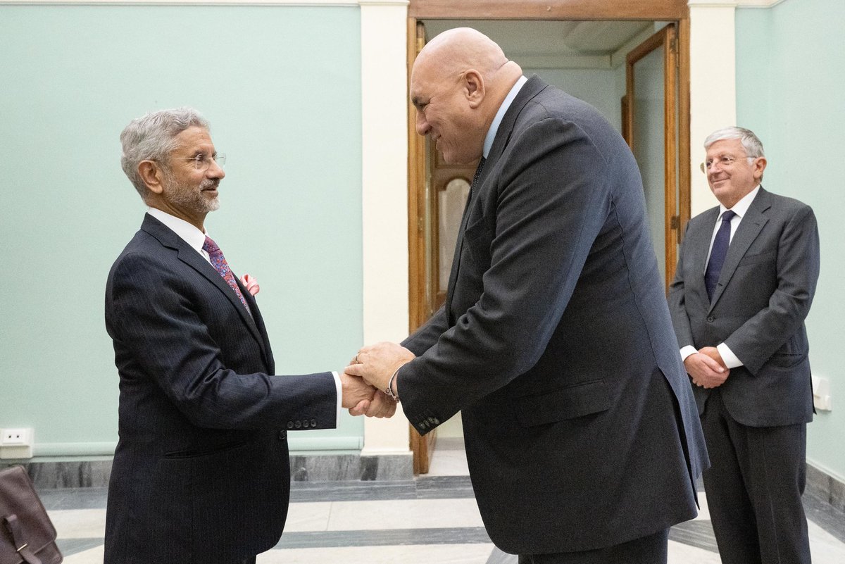 MinisteroDifesa's tweet photo. "Volontà di incrementare cooperazione tra nostri Paesi con iniziative #GovtoGov per consolidare partenariato in ambito difesa e sicurezza.Per #Italia importanza Indo-Pacifico si affianca a centralità #Mediterraneo.” Così Min @GuidoCrosetto con Min Aff.Esteri #India @DrSJaishankar https://t.co/ovaxJX2AIs