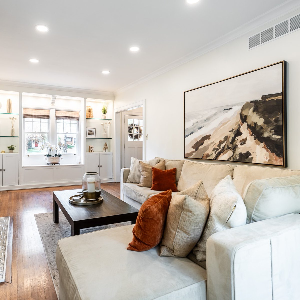 DorgerDiff's tweet image. A NEW HOME FOR THE NEW YEAR!
Charming + spacious 3 bedroom, 1+1 bath colonial on a quaint, treelined and gaslit street. Completely updated with the original character of its time well preserved.
comey.com/real-estate/ci…