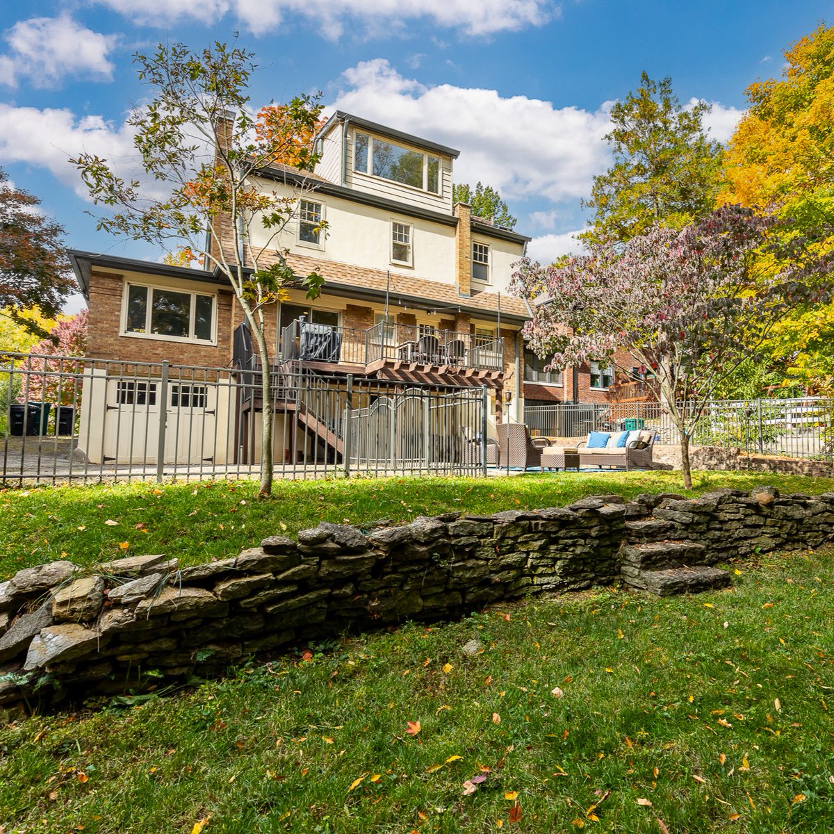 DorgerDiff's tweet image. A NEW HOME FOR THE NEW YEAR!
Charming + spacious 3 bedroom, 1+1 bath colonial on a quaint, treelined and gaslit street. Completely updated with the original character of its time well preserved.
comey.com/real-estate/ci…