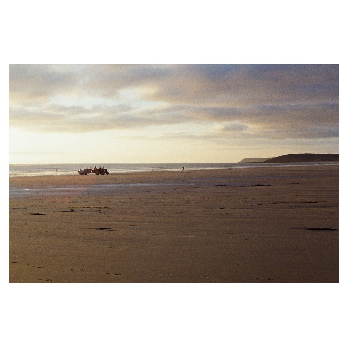 JulBonsergent's tweet photo. - Marée du soir - 
🗓 : août, 2023
📍 : Cotentin 
📷 : Canon AE1P 
🎞 : @kodak Gold 200

#photo #filmphotography #filmisnotdead #analog #analogphotography #analogfilm #grainisgood #ishootfilm #shootonfilm #argentique #35mm #pellicule #nofilter

#france #nomandy  #sunset https://t.co/noUj9WGNcZ