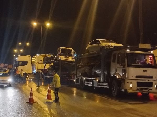 ErkinDusunce's tweet photo. 🎯TEM'de 18 araçlık zincirleme kaza: 4 kişi yaralandı, 7 kilometre kuyruk oluştu

TEM Otoyolu'nun Kocaeli geçişinde yağış nedeniyle kayganlaşan yolda 18 aracın karıştığı trafik kazasında 4 kişi yaralandı. İstanbul istikametinde 7 kilometrelik araç kuyruğu oluşurken, otoyol 2 saatin ardından trafiğe açıldı.

Havuzu değil,@xbulten  hesabını takip edin.