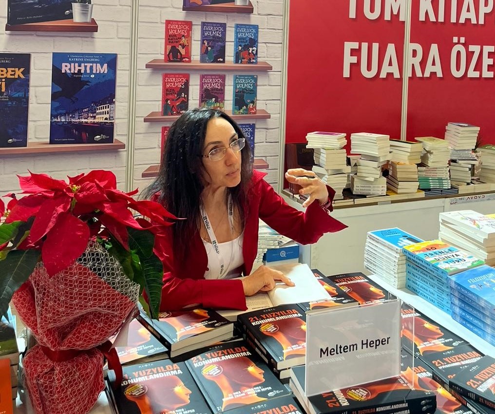 Cumhuriyetimizin 100. yılında Türk şirketlerinin Dünya'da Stratejik bir Konumu sahiplenmelerine katkı verebilmek arzusuyla üretmeye devam.
40. Uluslararası İstanbul Kitap Fuarı'nın ilk gününden kalanlar…
Çevirmenimiz İpek Demir ve ablası Petek Demir'le bu vesileyle bir arada...