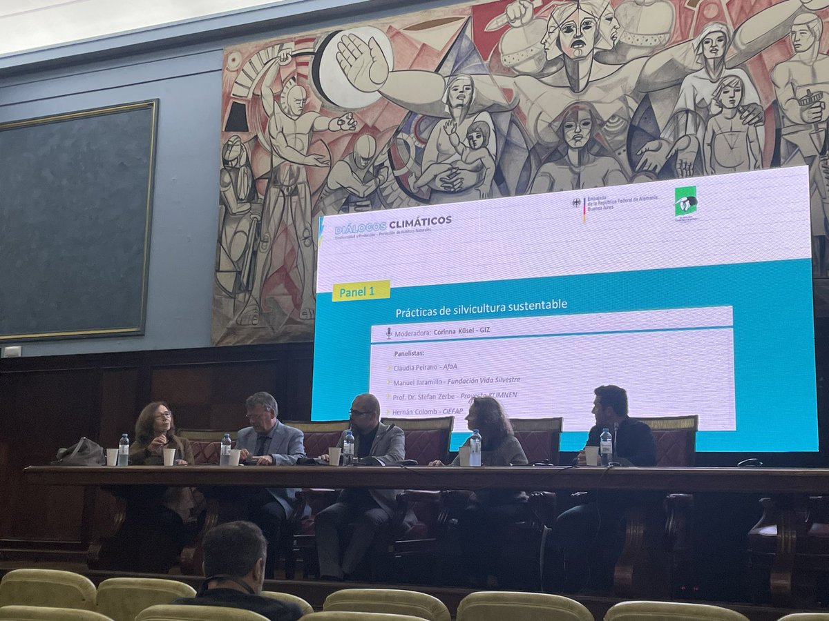 FundManosVerdes's tweet photo. Diálogos Climaticos organizado por @AlemaniaenArg y @Vida_Silvestre en la  Facultad de Derecho, UBA, con expertos nacionales e internacionales, intercambiando experiencias y proyectos de cooperación en silvicultura sustentable y la conservación de los humedales. #ClimateAction https://t.co/FhZRAK2whZ