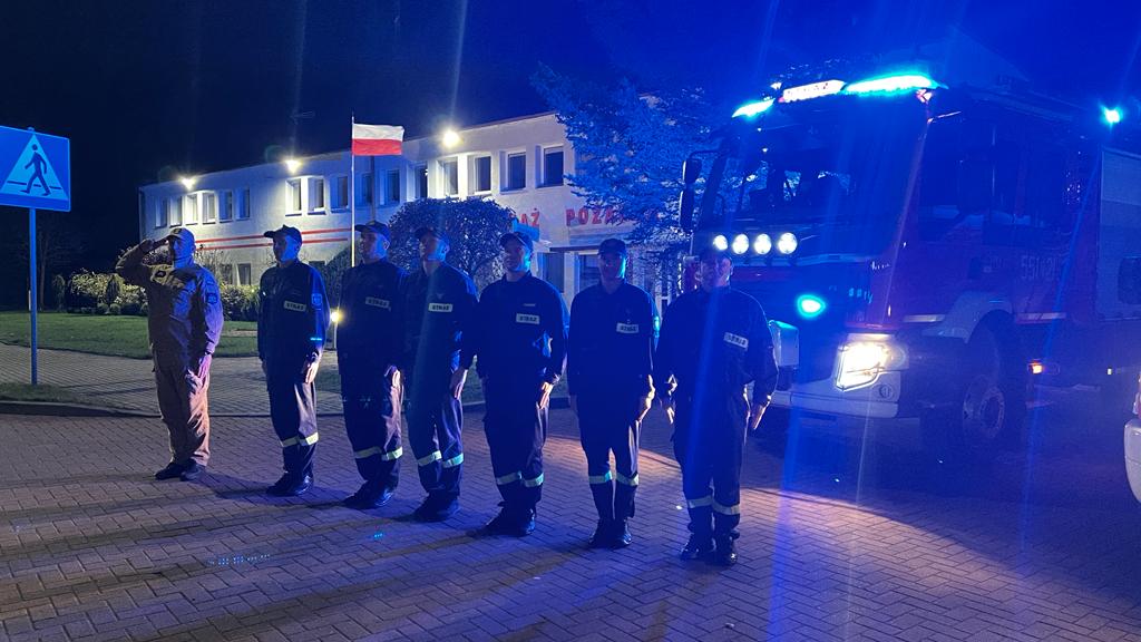 KPPSPSWIDWIN's tweet photo. 2.11.2023 r. o godzinie 18.00 w JRG w Świdwinie oraz jednostkach OSP powiatu świdwinskiego, strażacy włączyli sygnały świetlne i dźwiękowe by oddać hołd śp. sekc. Bartoszowi Błyskala - nurkowi SGRW-N KM PSP Gdańsk, który zmarł w skutek wypadku podczas prowadzonych działań. https://t.co/81UQrWoqHL