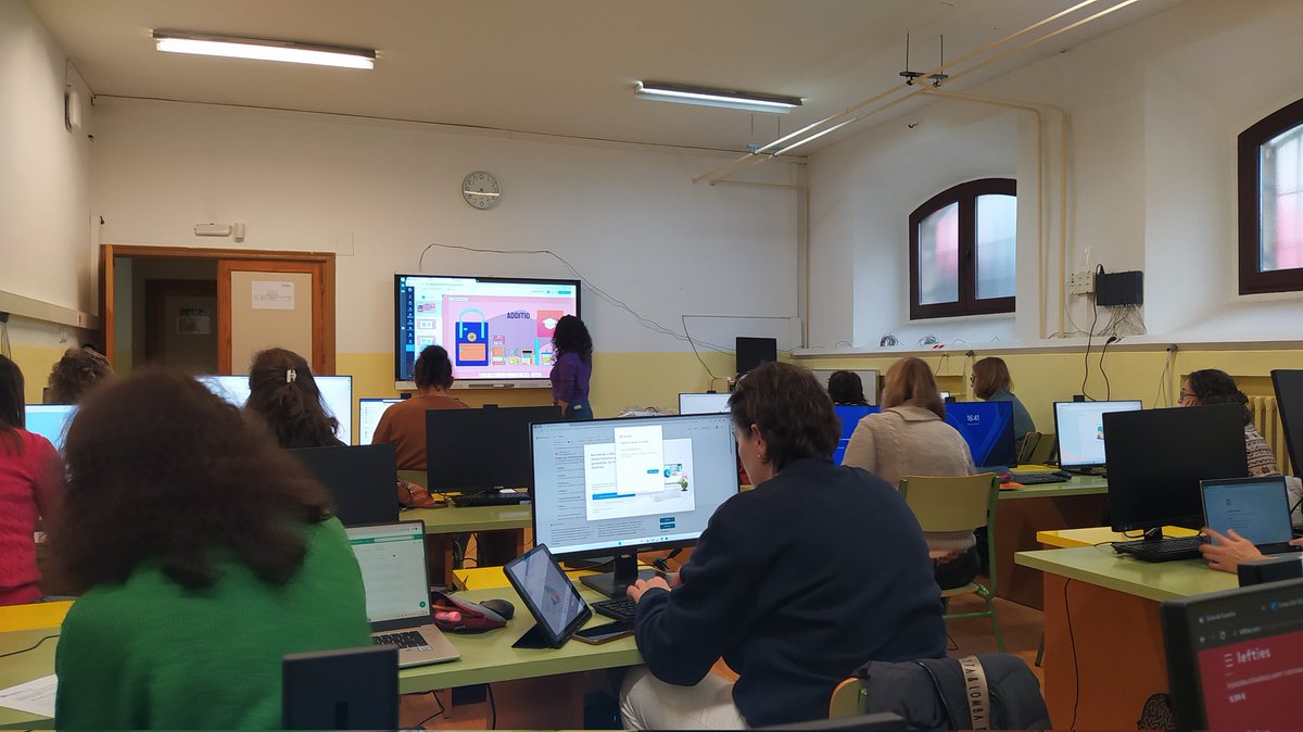 Twitsabel2's tweet photo. Esta tarde ha comenzado la formación del #planTIC para el profesorado de #elIsabel. Hoy, primera sesión de @AdditioApp impartido por nuestra fantástica Beatriz 👏👏👏 https://t.co/Beg45Rn1zD