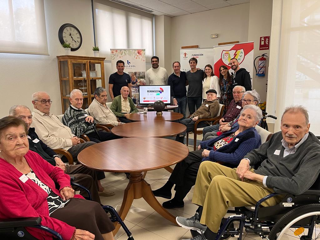 rvmveteranos's tweet photo. 🌈🧠 Emocionados con la sesión inaugural del Taller de Fútbol "#Reminiscencia" @FEAFV &amp; @FundacionLaLiga en la Residencia de personas mayores @GrupoBallesol #PasilloVerde 
 #TallerFútbolReminiscencia 
#RayismoSolidario https://t.co/woPOYkzKkt