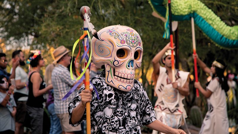 PHXstories's tweet photo. Dia de las Muertos,  or Day of the Dead,  celebrates life and death. Revelers remember those who have died yet whose impact on their lives remains eternal.  Click here to learn more about it's celebrated at the Desert Botanical Garden: https://t.co/6EFVt0npTD https://t.co/XFRaoSFrbh