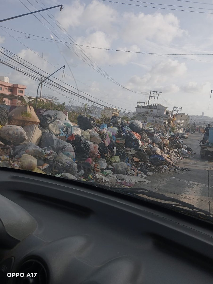 apilo's tweet photo. Me llegó desde Acapulco: 
“Necesitamos apoyo para que envíen camiones recolectores de basura en la zona de Barrios Históricos, calle Vicente Guerrero, calle Progreso, Independencia, Quebrada. Nos estamos infestando de ratas. Van 9 días y seguimos sin luz, ni agua”
#OtisAcapulco https://t.co/ZxOSV4Hj1X