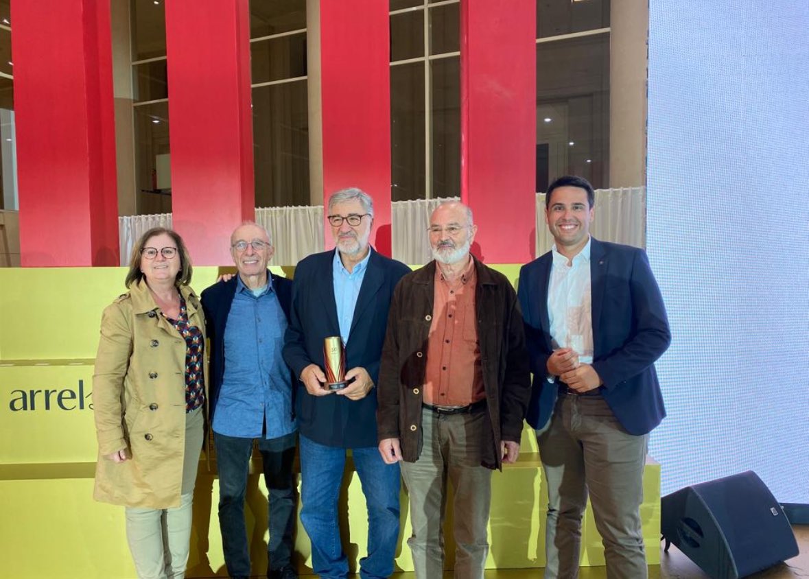 ERCCambrils's tweet photo. 👏🏻 El Moto Club i la Penya Cicloturista Cambrils reben el reconeixement Arrels Esportives! Moltíssimes felicitats per aquests 50 anys promocionant l'esport a #Cambrils! https://t.co/N6PQFgm7nn