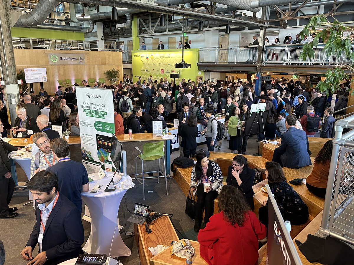 GreentownLabs's tweet photo. It’s showcase time—our favorite part of the day!

#ClimatetechSummit #GreentownBOS https://t.co/TXCl8TYac6