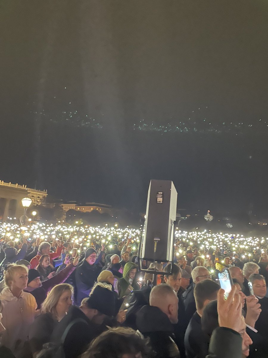 Viele tausend Menschen setzen am Heldenplatz ein beeindruckendes Zeichen der Solidarität mit Israel und gegen jeden Antisemitismus.
#yeswecare